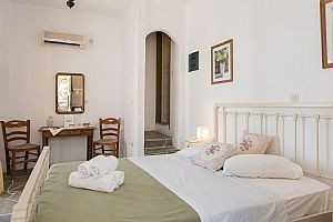 Double room + kitchen  / Δίκλινο δωμάτιο με κουζίνα